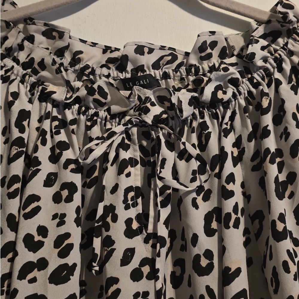 Elegant Black and White Leopard Blouse with Lace Trim - Picture 5 of 15